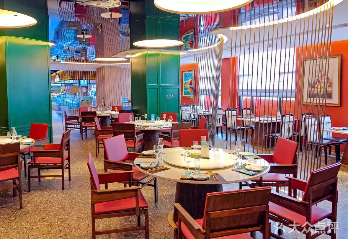 现有资料中的门店大厅，圆桌与红色餐椅